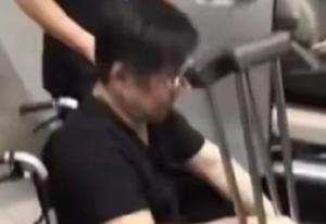 郑智化瘫坐轮椅好落魄？不，我们根本不配同情他！