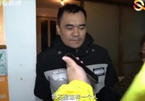 上海受赠300万房产的水果摊摊主和老人家属见面 家属：只认可清醒条件下的赠予！公证处也回应了